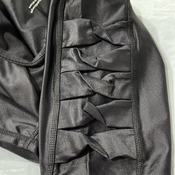 ZUDA Interlock Knit Leggings with Twist Trim Detail Medium - Picture 9 of 12